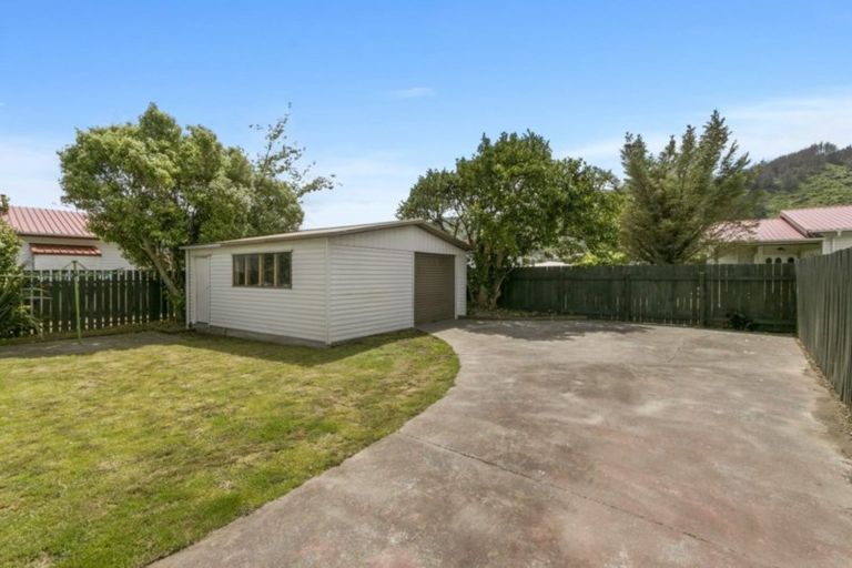 Photo of property in 4 Wellington Road, Wainuiomata, Lower Hutt, 5014