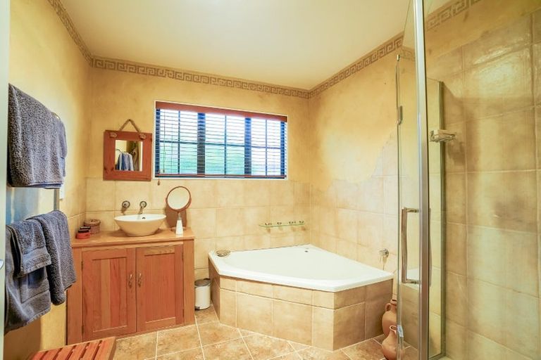 Photo of property in 16 La Lena Grove, Fitzherbert, Palmerston North, 4410