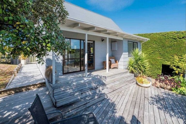 Photo of property in 27 Hemara Street, Waikanae Beach, Waikanae, 5036