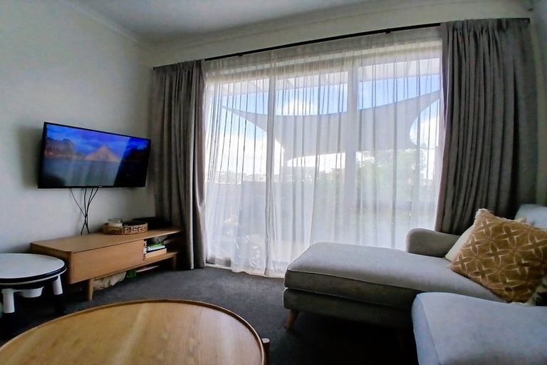 Photo of property in 3 Huataki Road, Northcote, Auckland, 0627