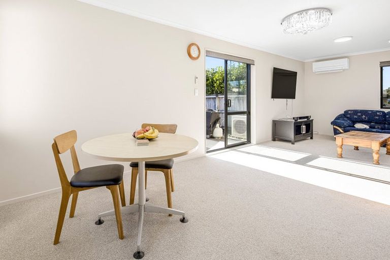 Photo of property in 2 Anna Lane, Glen Eden, Auckland, 0602