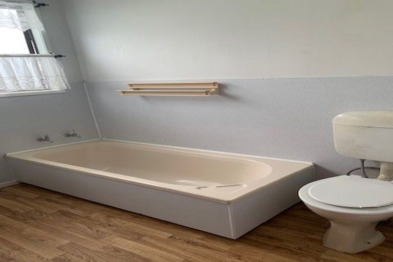 Photo of property in 20 Sullivan Avenue, Mangere Bridge, Auckland, 2022