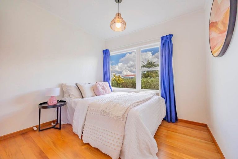 Photo of property in 12 Barker Rise, Northcross, Auckland, 0632