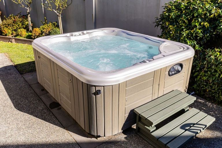 Photo of property in 10 Glentui Place, Waikawa, Picton, 7220