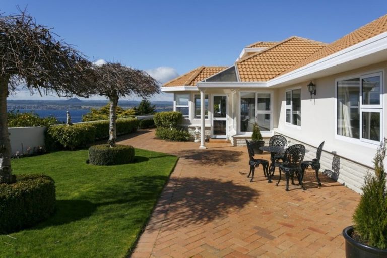 Photo of property in 2 Krissell Place, Acacia Bay, Taupo, 3330