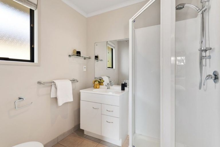 Photo of property in 17 Admirals Court Drive, Greenhithe, Auckland, 0632