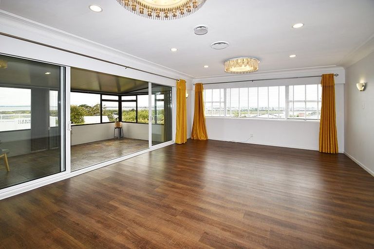 Photo of property in 26 Jaemont Avenue, Te Atatu South, Auckland, 0610