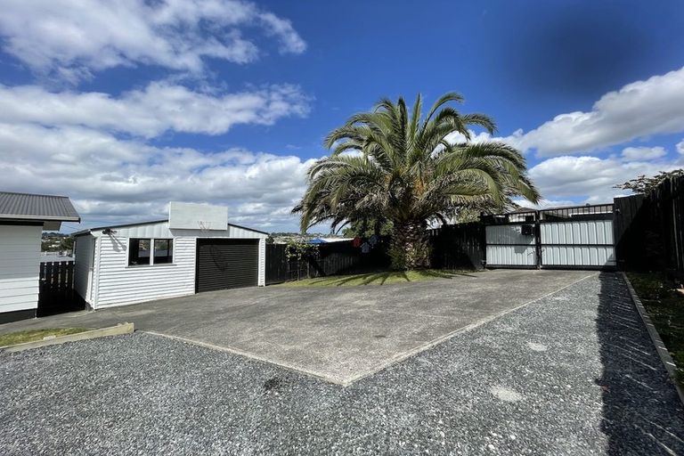 Photo of property in 28 Hueglow Rise, West Harbour, Auckland, 0618
