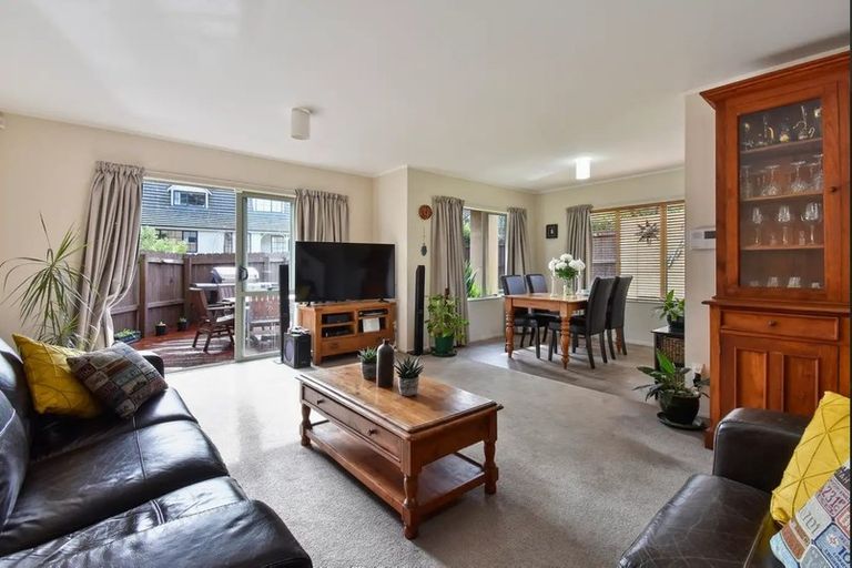 Photo of property in 28 Silkwood Grove, Totara Heights, Auckland, 2105