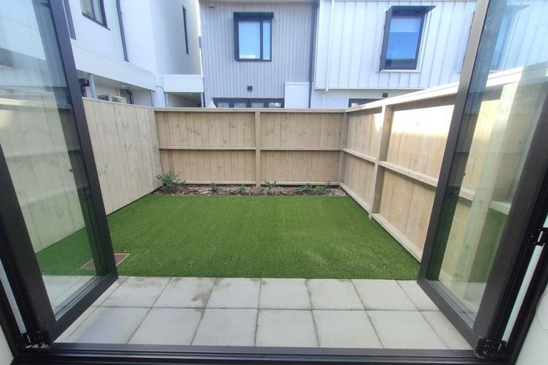 Photo of property in 6/65a Hogans Road, Glenfield, Auckland, 0629