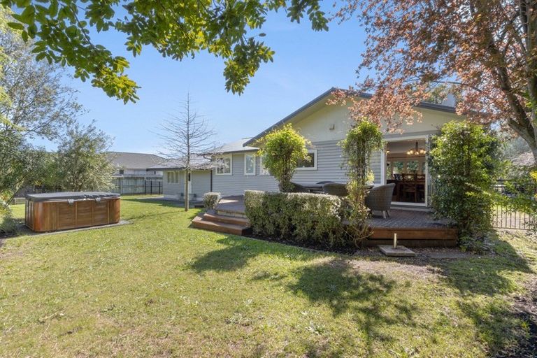Photo of property in 16 Lucknow Road, Havelock North, 4130