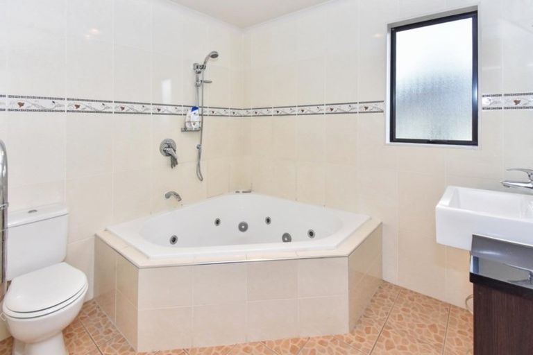 Photo of property in 55 Saralee Drive, Manurewa, Auckland, 2105