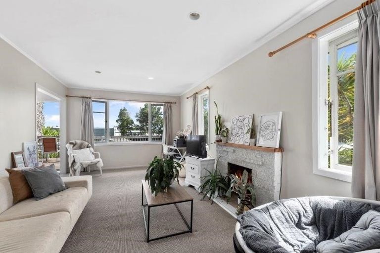 Photo of property in 1/238 Sunset Road, Windsor Park, Auckland, 0632