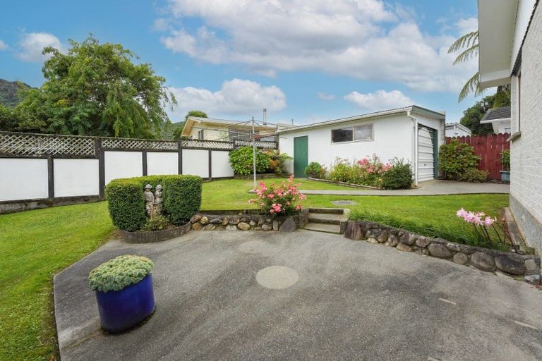 Photo of property in 23 Montana Road, Totara Park, Upper Hutt, 5018