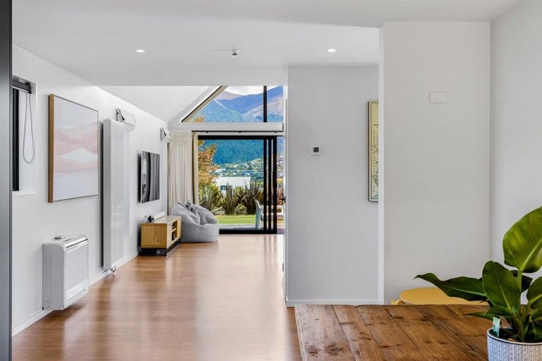 Photo of property in 8 Redwood Court, Kelvin Heights, Queenstown, 9300