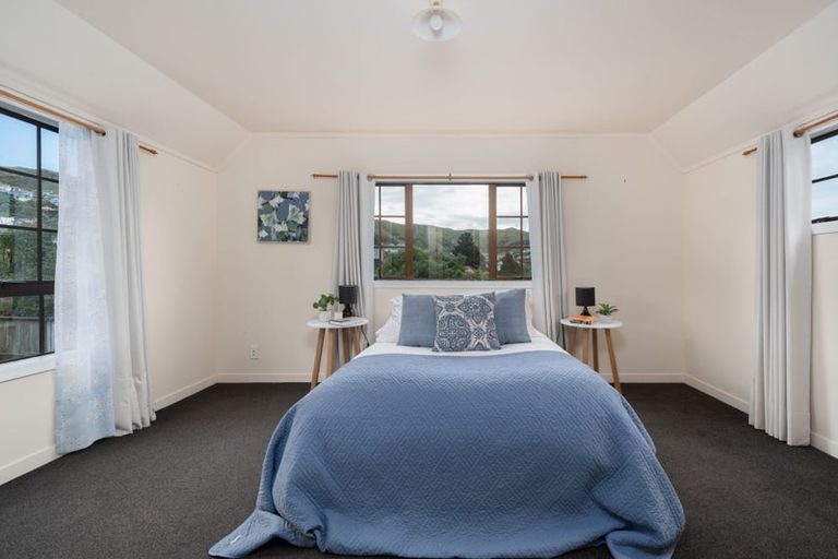 Photo of property in 6 Ellwood Place, Churton Park, Wellington, 6037