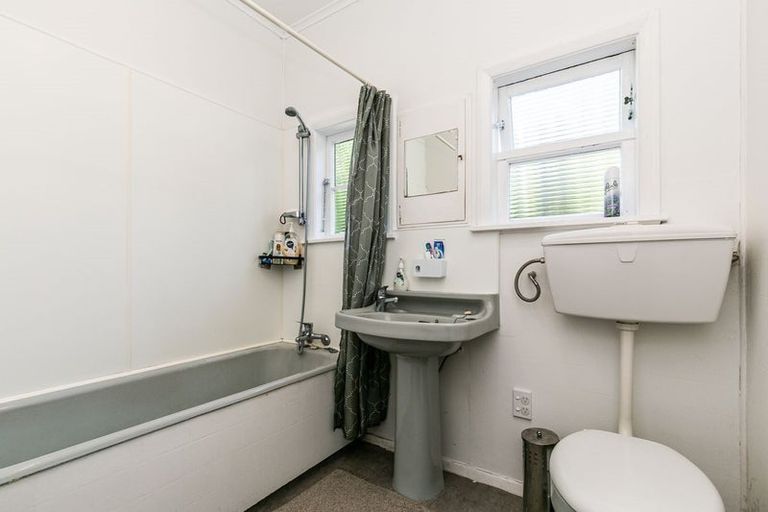 Photo of property in 33 Ranui Terrace, Tawa, Wellington, 5028