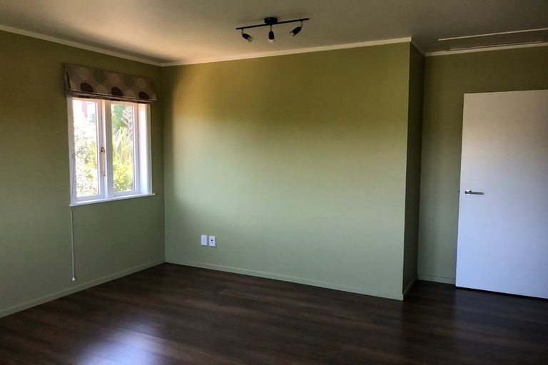 Photo of property in 1b Montana Avenue, Murrays Bay, Auckland, 0630