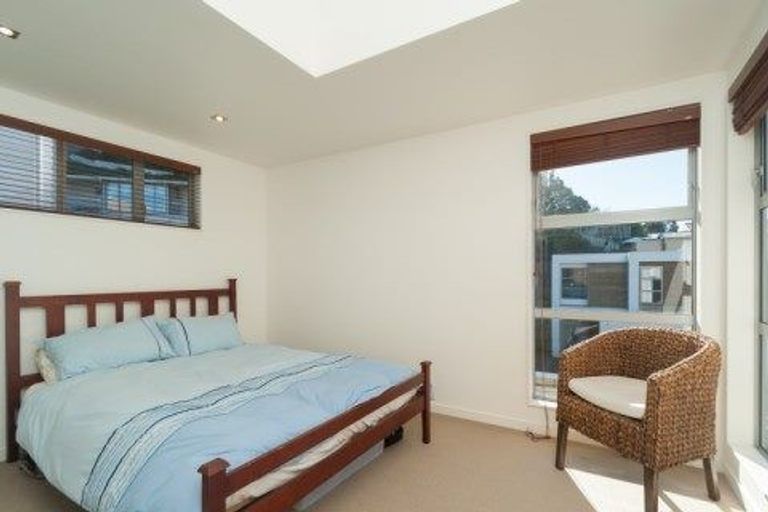 Photo of property in 3 Tiketike Way, Brooklyn, Wellington, 6021