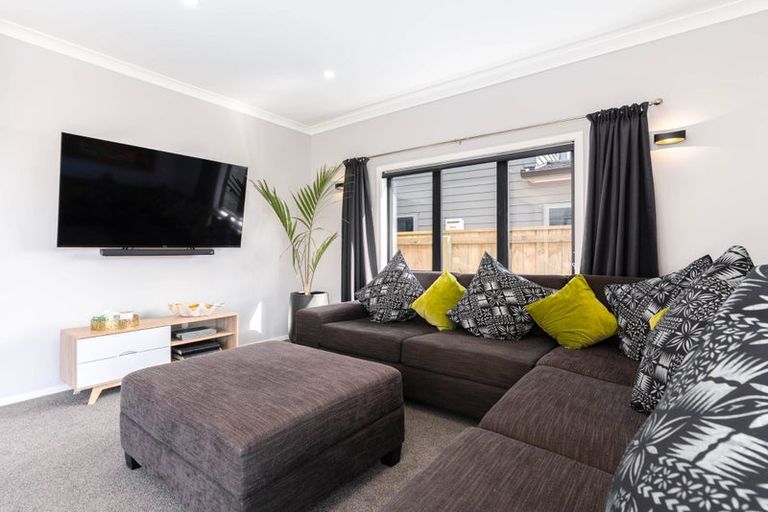 Photo of property in 28 Queen Charlotte Drive, Aotea, Porirua, 5024