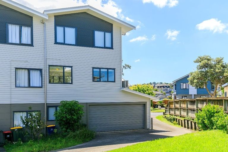 Photo of property in 3/5 John Jennings Drive, Oteha, Auckland, 0632