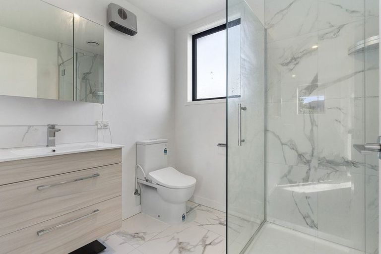 Photo of property in 52e Vodanovich Road, Te Atatu South, Auckland, 0610