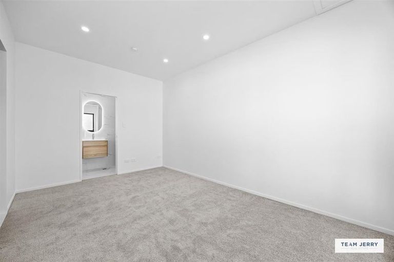 Photo of property in 30 Whare Kauri Road, Papakura, 2110