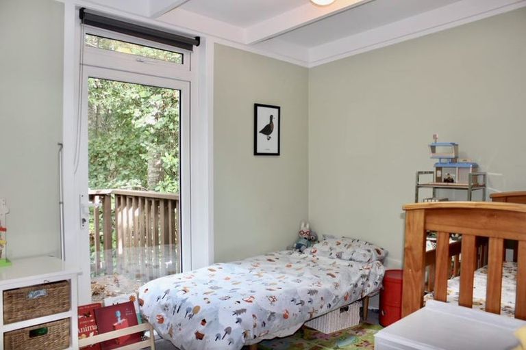 Photo of property in 39 Kauri Point Road, Laingholm, Auckland, 0604