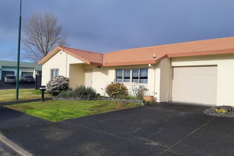 Photo of property in 2 Lockington Avenue, Henderson, Auckland, 0612