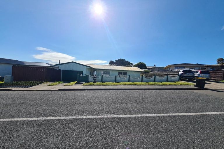 Photo of property in 48 Baylands Drive, Newlands, Wellington, 6037