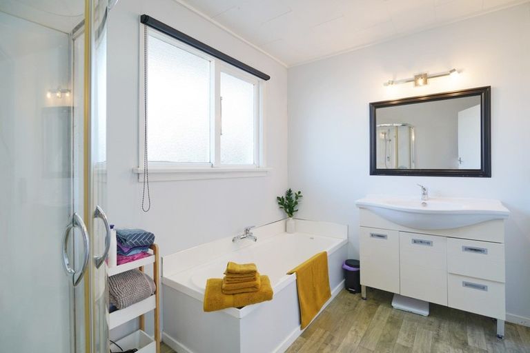 Photo of property in 28 Great North Road, Winton, 9720