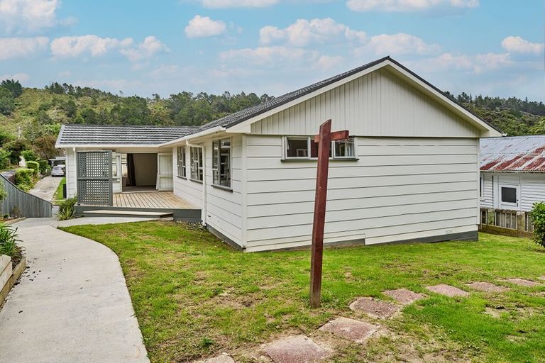 Photo of property in 4 Thomson Grove, Stokes Valley, Lower Hutt, 5019