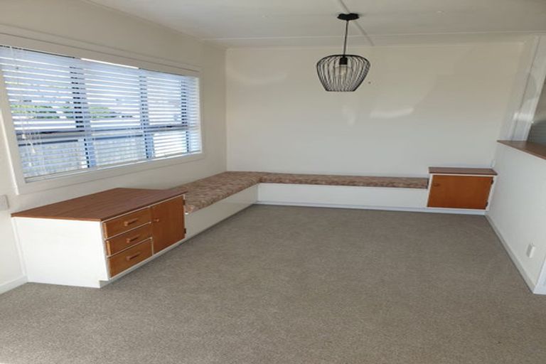 Photo of property in 15 Turakina Street, Merrilands, New Plymouth, 4312