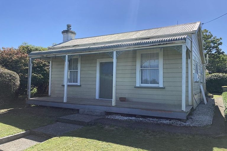 Photo of property in 200 Bridge Street, Eltham, 4322
