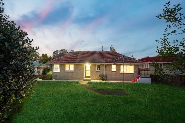 Photo of property in 14 Jonathan Place, Sunnynook, Auckland, 0620