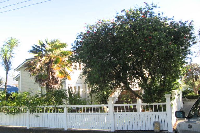 Photo of property in 5-7 Mahoe Street, Eastbourne, Lower Hutt, 5013