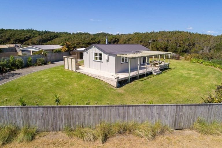 Photo of property in 5 Te Awe Awe Grove, Himatangi Beach, Foxton, 4891