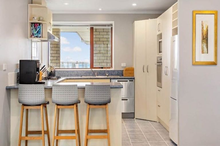 Photo of property in 69 Roberta Crescent, Orewa, 0931