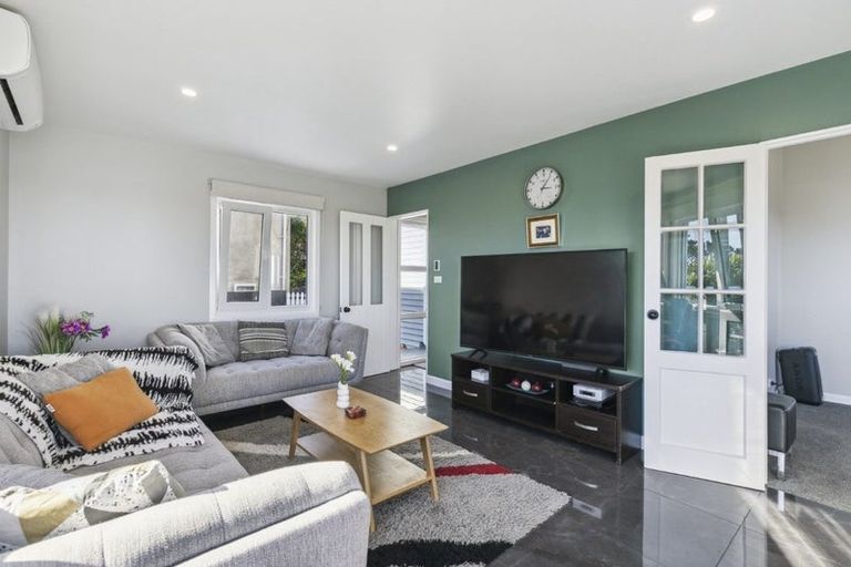 Photo of property in 2b Paratu Way, Strathmore Park, Wellington, 6022