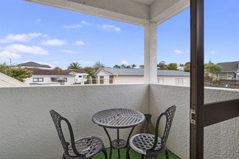 Photo of property in 2/12 Centorian Drive, Windsor Park, Auckland, 0632
