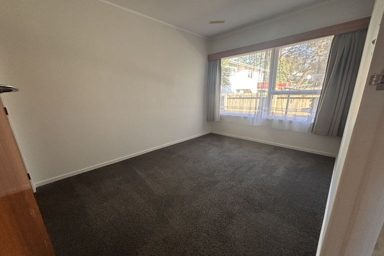 Photo of property in 3/2 Longbill Place, Glendene, Auckland, 0602