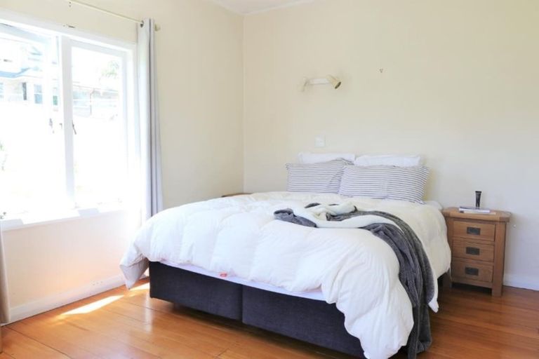 Photo of property in 95 Stanley Point Road, Stanley Point, Auckland, 0624