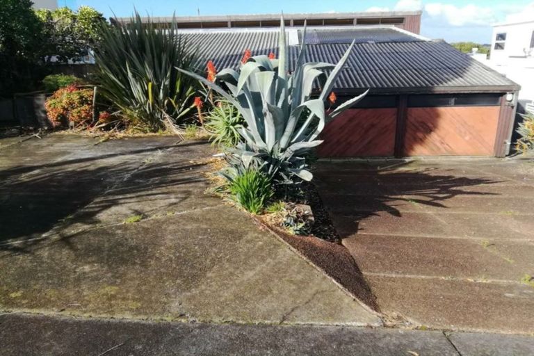 Photo of property in 13 Churchill Road, Murrays Bay, Auckland, 0630