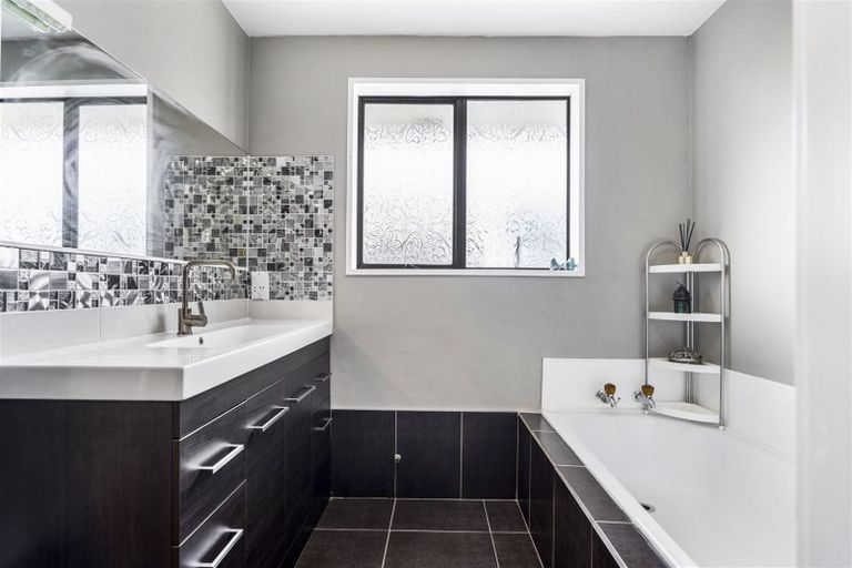 Photo of property in 1/151 Northcote Road, Northcote, Christchurch, 8052