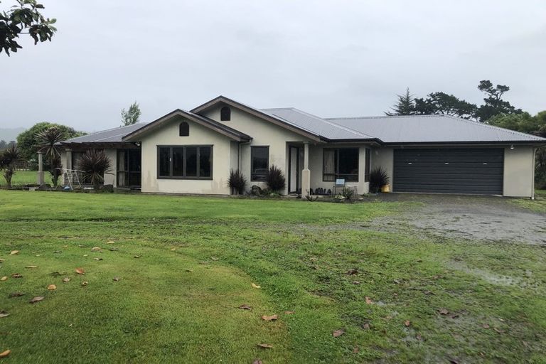 Photo of property in 420 Tararua Road, Levin, 5571