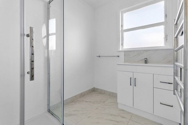 Photo of property in 3a Kinapori Terrace, Newlands, Wellington, 6037