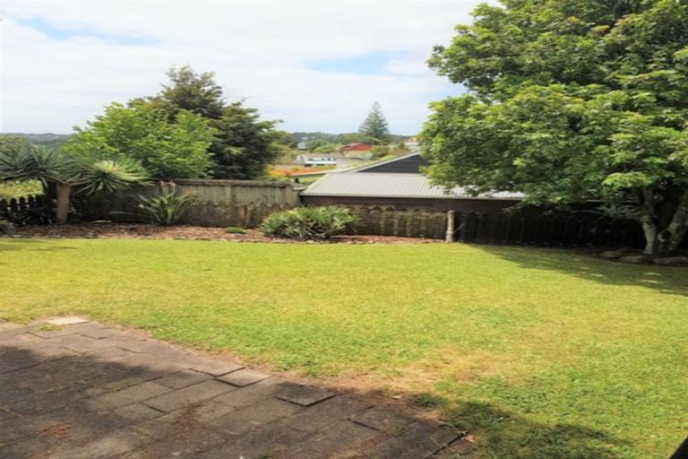 Photo of property in 13 Abbeygate Street, Birkdale, Auckland, 0626