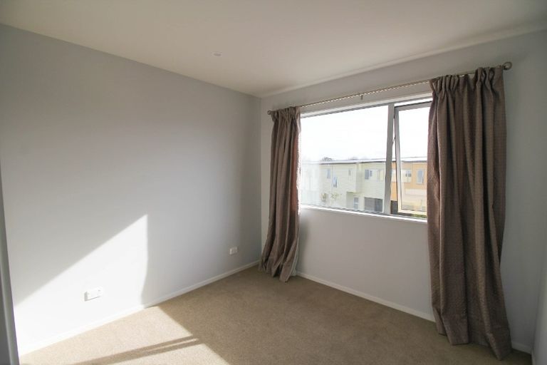 Photo of property in 26/11 Ray Small Drive, Papakura, 2110
