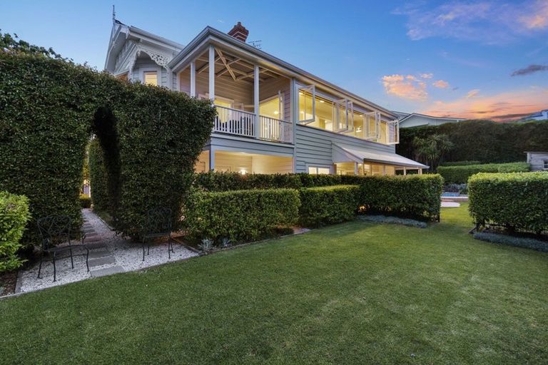 Photo of property in 28 Stanley Point Road, Stanley Point, Auckland, 0624
