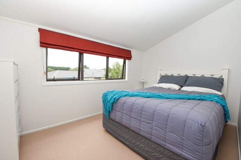 Photo of property in 8 Daffodil Grove, Carterton, 5713